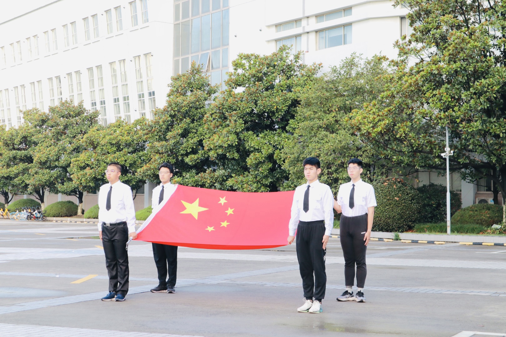 纪念钱伟长先生诞辰108周年暨“国旗下的成长”上海大学国旗卫士班主题升旗仪式举行